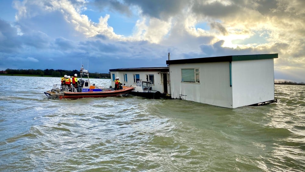 Gestrande woonark voor kust Muiderberg nog voor de zomer weg