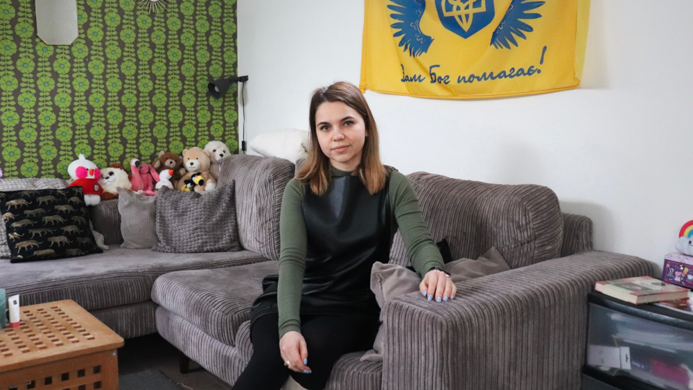 Terwijl Iryna en haar dochter vluchten voor hun leven, blijft haar man achter om te vechten aan het Oekra&iuml;ense front  