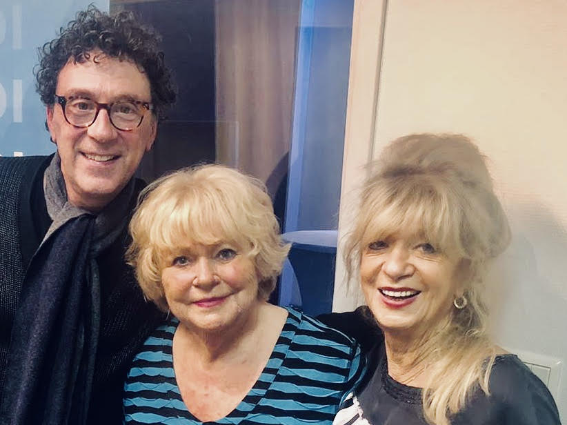 Tineke met vriendin Bea op bezoek bij Peter Douglas in De Platenkast van... (Foto genomen voor Corona.)