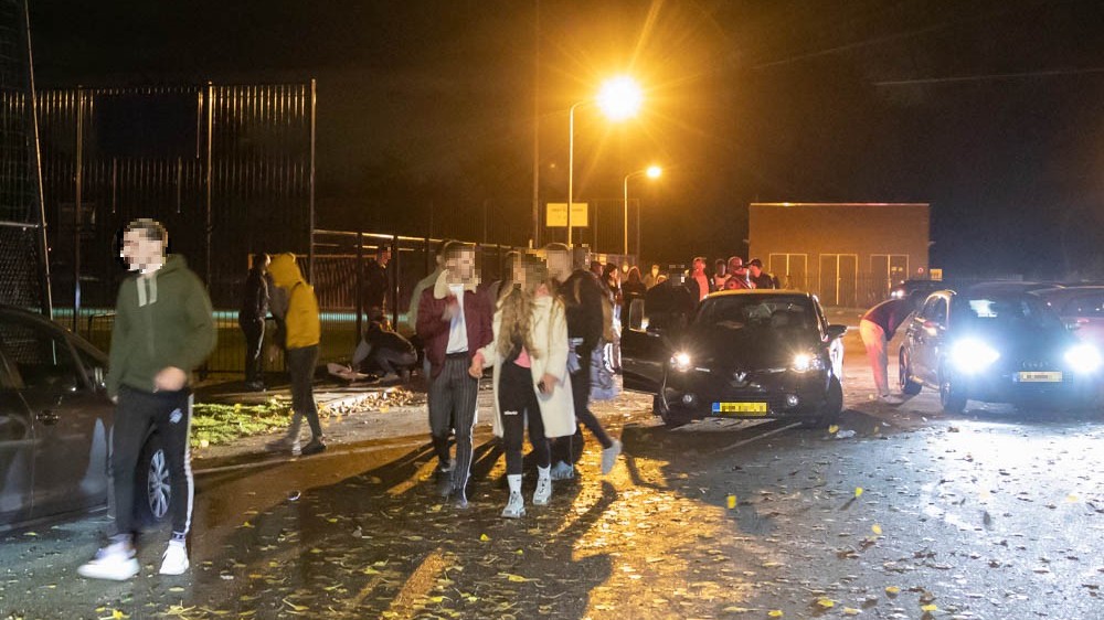 Politie be&euml;indigt groot illegaal feest in bossen bij Hilversum