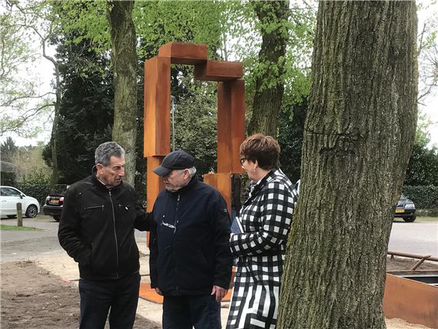 Overlevende Maurits Cohen, beeldhouwer Lon Pennock en inititiefneemster Ineke Hilhorst (Foto: Leo Janssen)