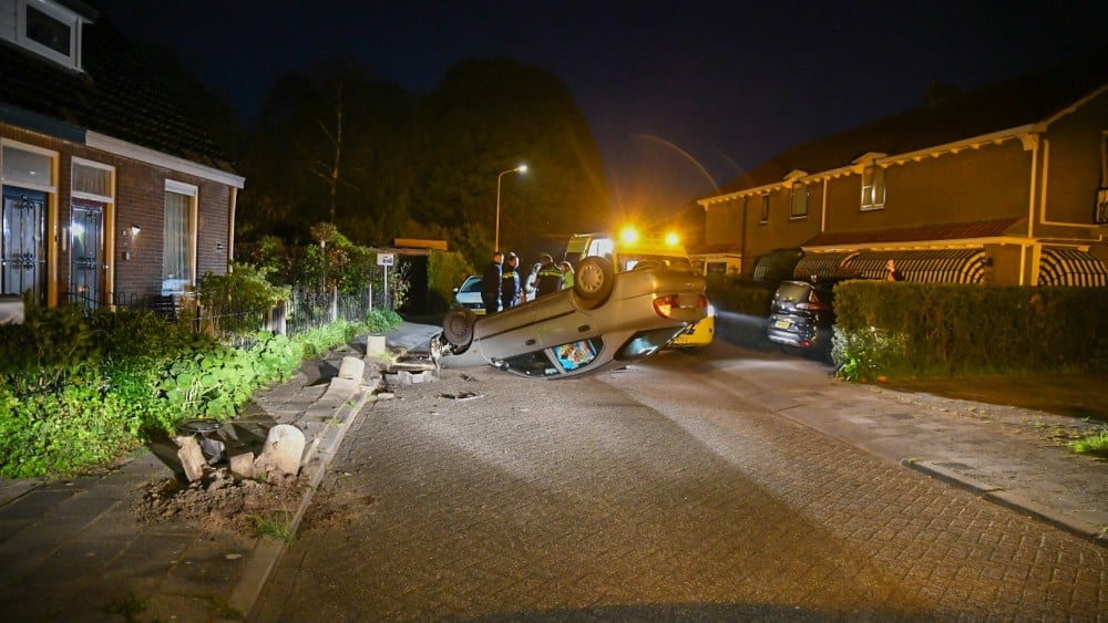 Auto slaat over de kop in Nederhorst den Berg: automobiliste gewond
