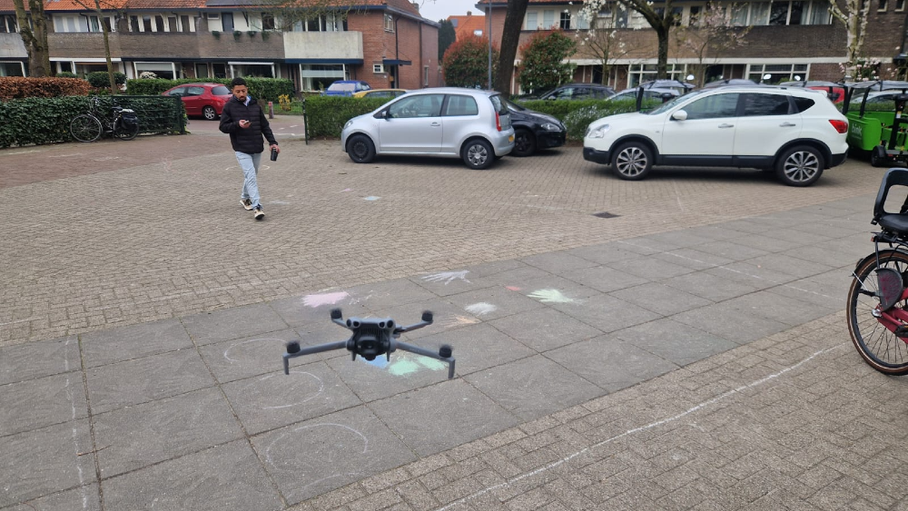 Aan het eind van het onderzoek was de batterij leeg. De drone moest op het schoolplein landen.