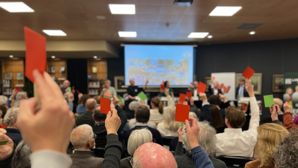 Aanwezigen mogen stemmen over een stelling.