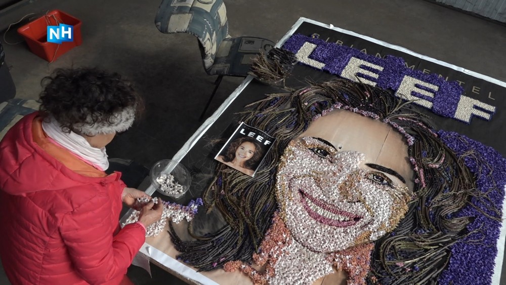 Fanatieke moza&iuml;ekploeg maakt ondanks afgelasten Bloemendagen mooi kunstwerk