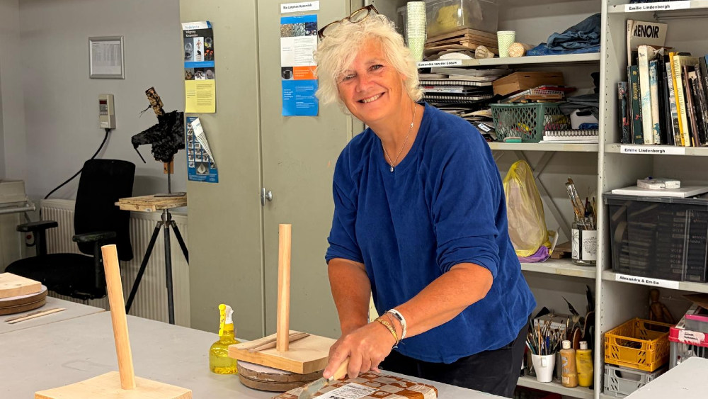 Barbara Rutten is één van de organisatoren van de boetseerworkshop