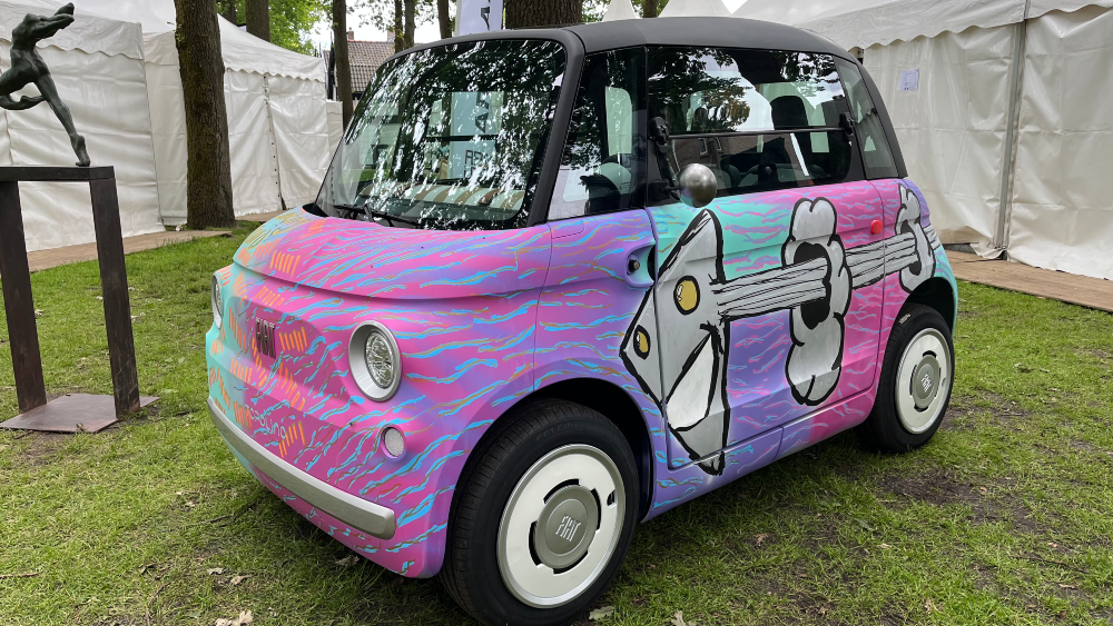 Speciaal beschilderde Fiat Topolino van kunstenaar Peter de Vries