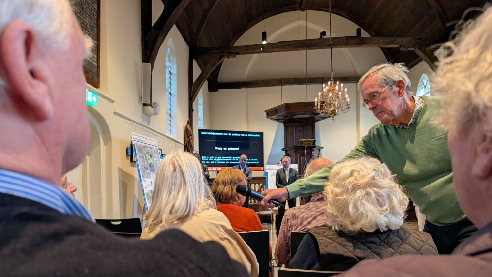 Bezoekers stellen vragen