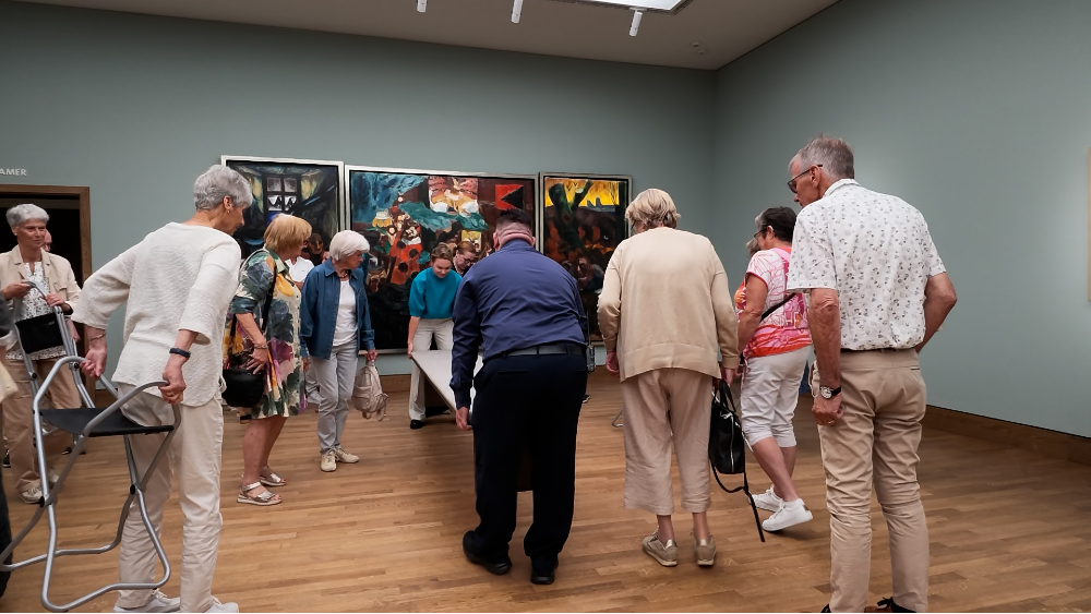 Bezoekers verzamelen zich rond het kunstwerk