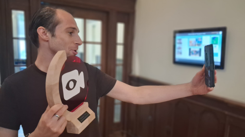 Bram van der Ven imiteert de stem van Stitch