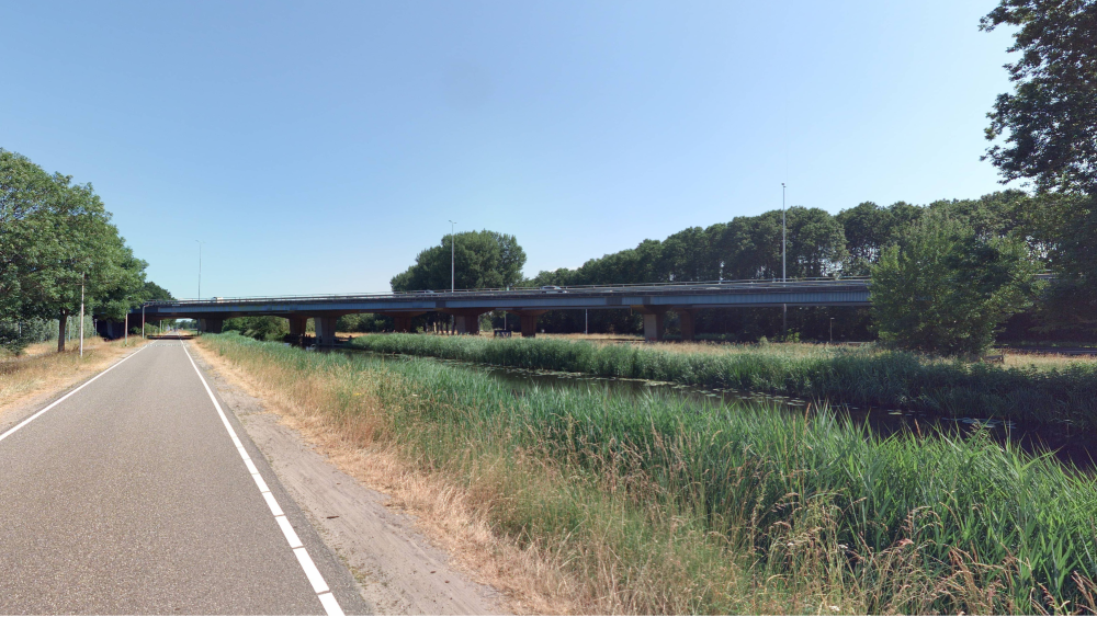 Brug overzicht vanaf trekvaart