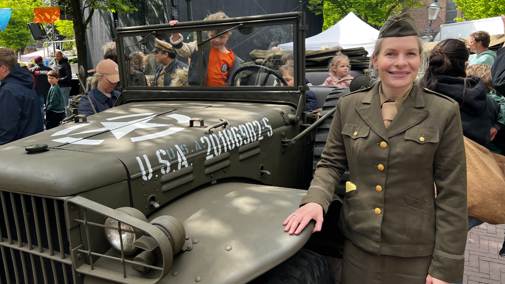 Charlotte in uniform bij de Dodge Command voertuig van haar vriend