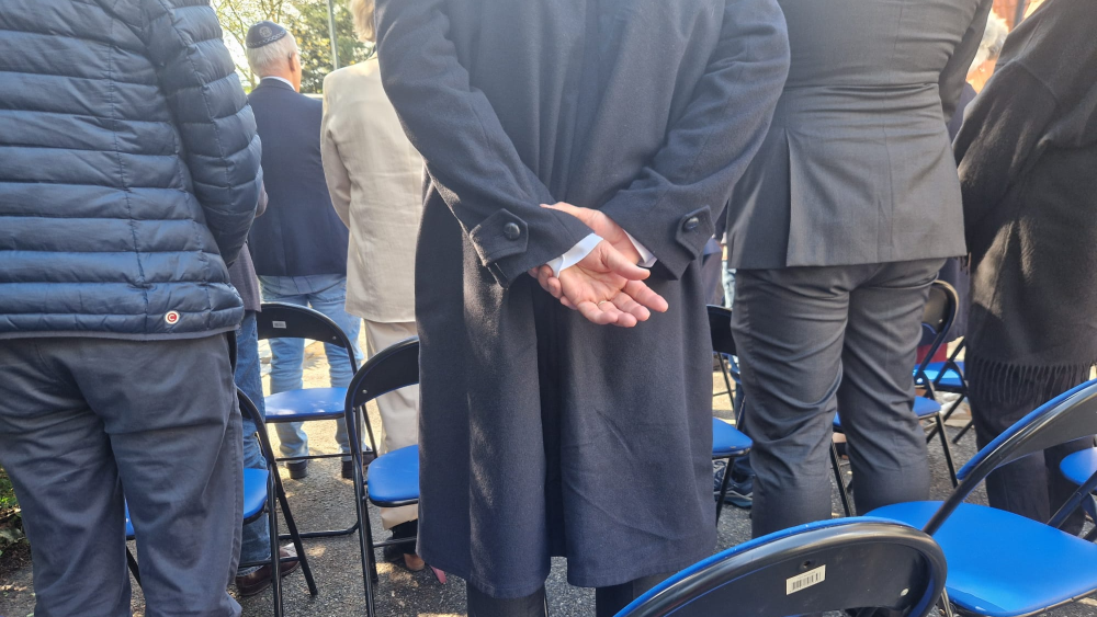 De aanwezigen werden verzocht te staan tijdens het Jizkor-gebed.