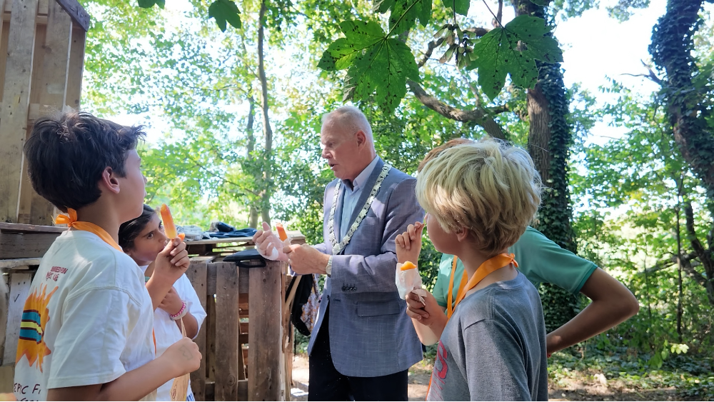 De burgemeester eet een ijsje met de winnaars