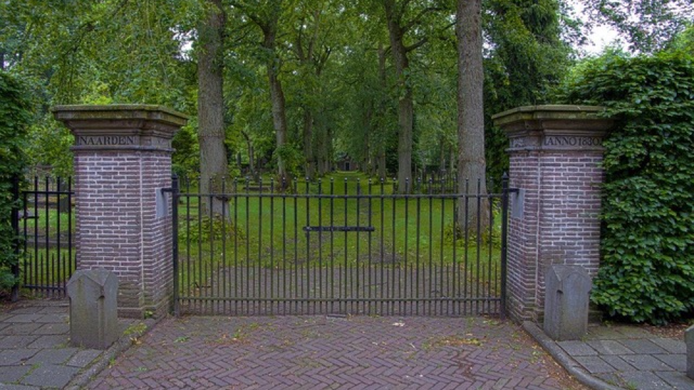 De ingang van de Oude Begraafplaats Naarden.