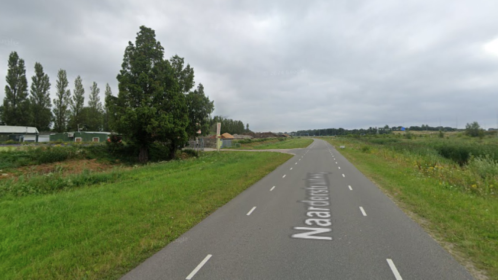 De Naarderstraatweg, waar het ongeluk gebeurde.