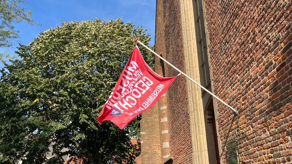 De opening van de Museumheldendag bij de Grote kerk in Naarden