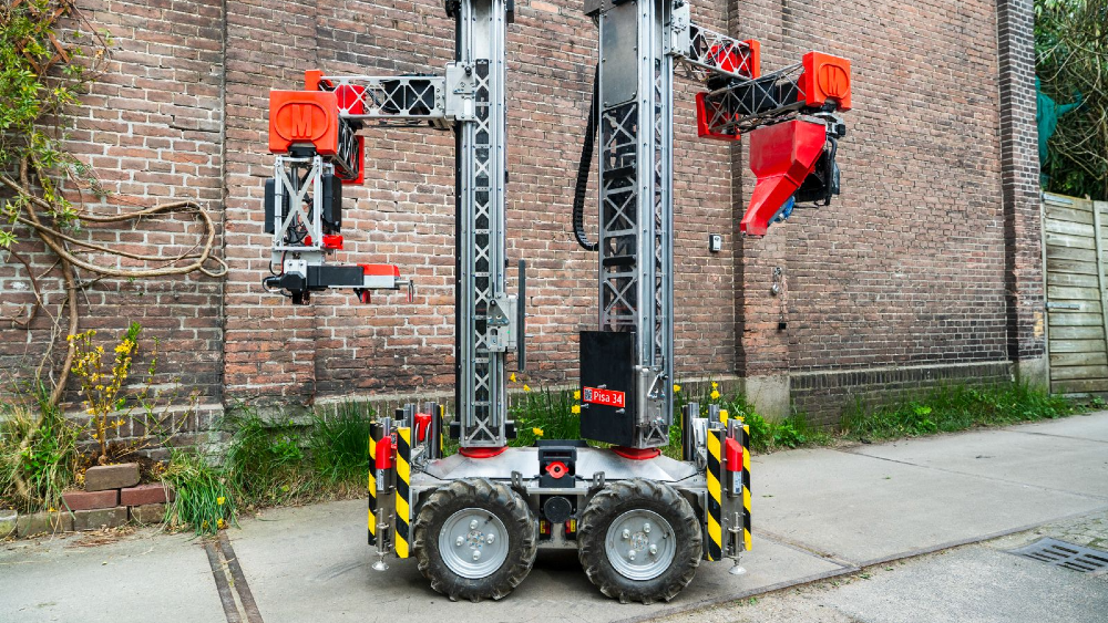 Een metselrobot aan het werk.
