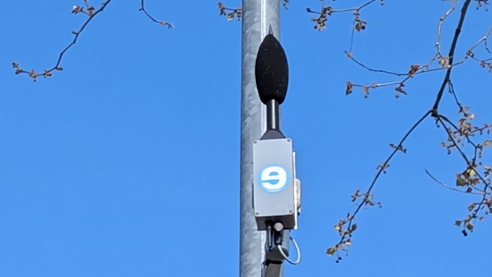 De sensor boven de display