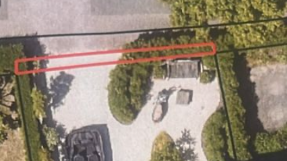 De strook van een halve meter bij de oprit van Natasja Elshout.