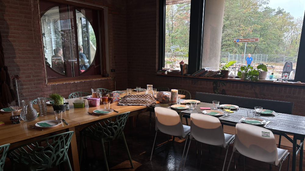 De tafel is gedekt voor de eerste lunchbijeenkomst van het Huis van Actief