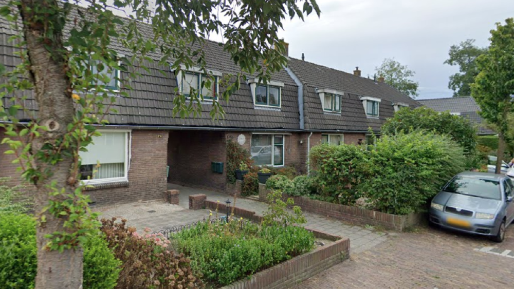 De Wolfskamerstraat, volgens Koper met haar poorten "de meest typerende straat in de wijk".