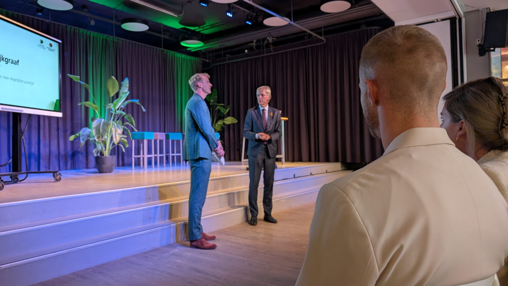 Docent Marno de Vries volgt de presentatie