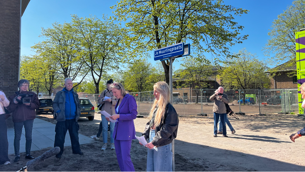 Dochter onderduiker en achterkleindochter tante Jo spreken samen