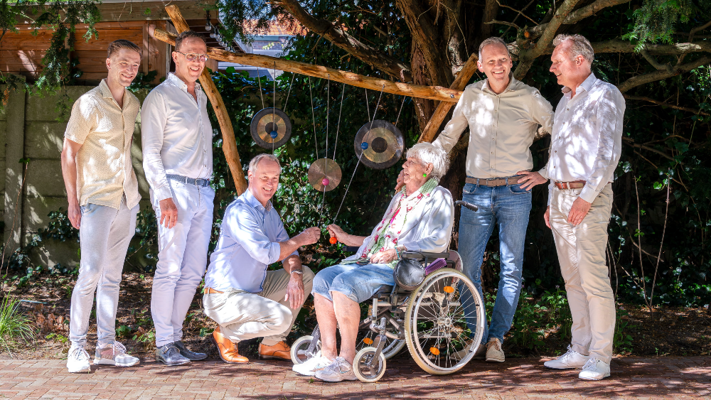 De heren van Heilijgers onthullen het klankwoud met bewoonster Iris samen