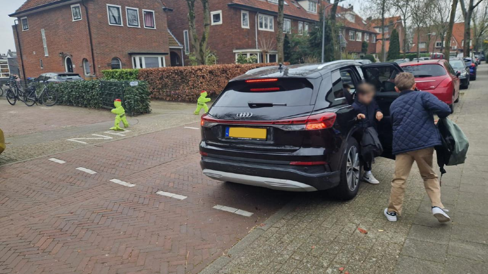 Een auto stopt om snel even de kinderen af te zetten.