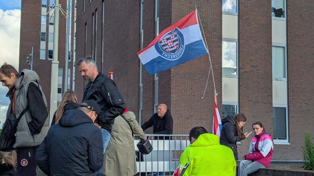 Een Defend Loosdrecht-vlag tijdens het protest
