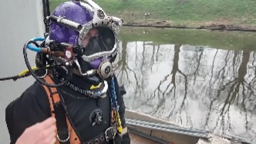 Een duiker wordt voorbereid op zijn duik.