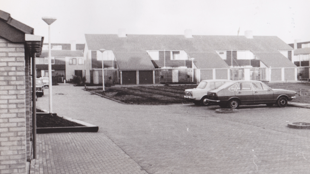 Een foto van de wijk, toen de speeltuin nog niet was aangelegd en kaal was.