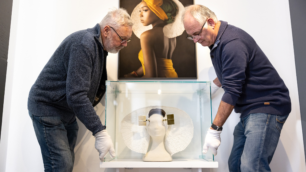 Een kunststuk wordt geplaatst in het Huizer Museum.