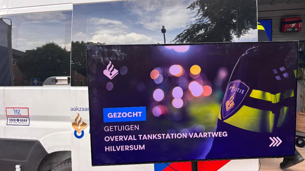 Een scherm laat actuele politie-informatie zien