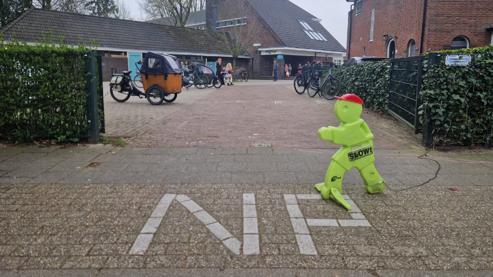 Een van de ingangen naar het schoolplein.