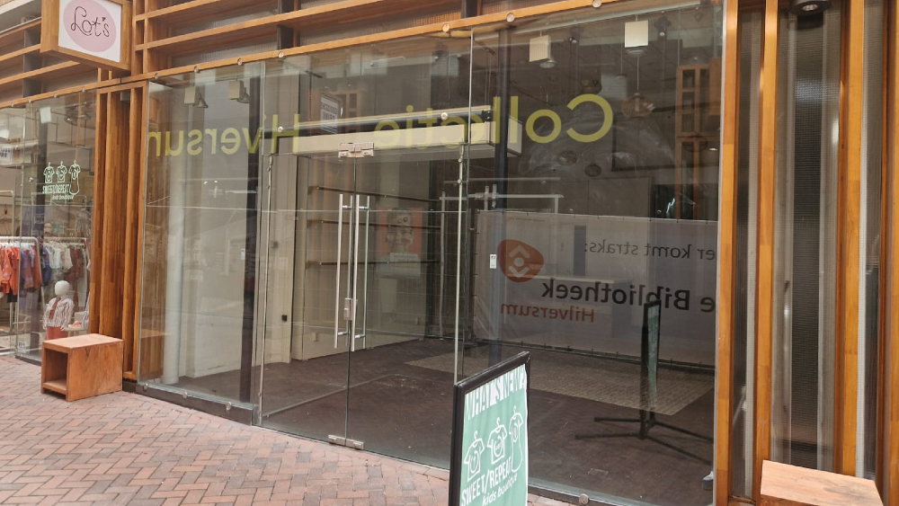 Een van de lege winkeltjes op de Gooische Brink.