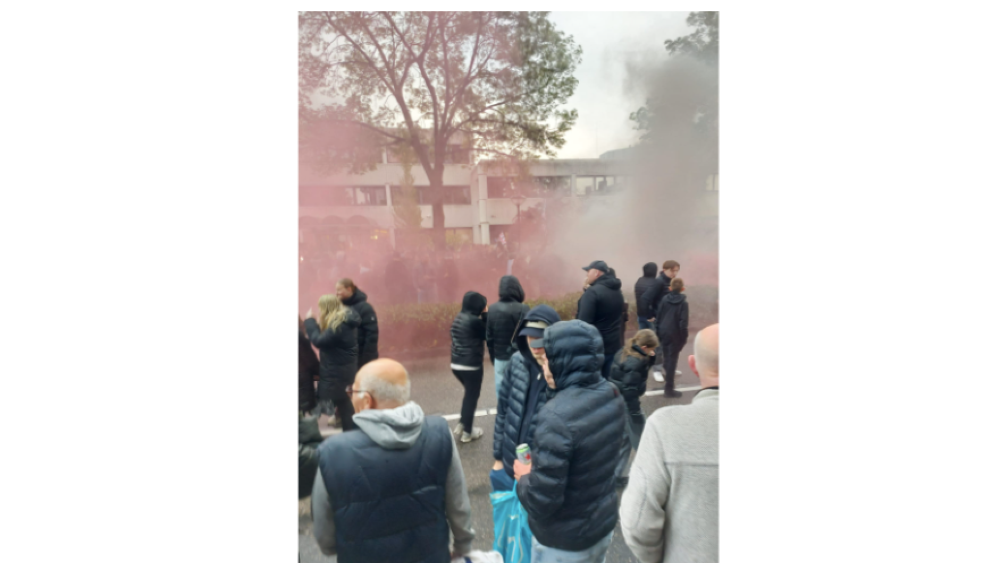 Er zou vuurwerk zijn afgestoken, wat voor de rook zorgt.