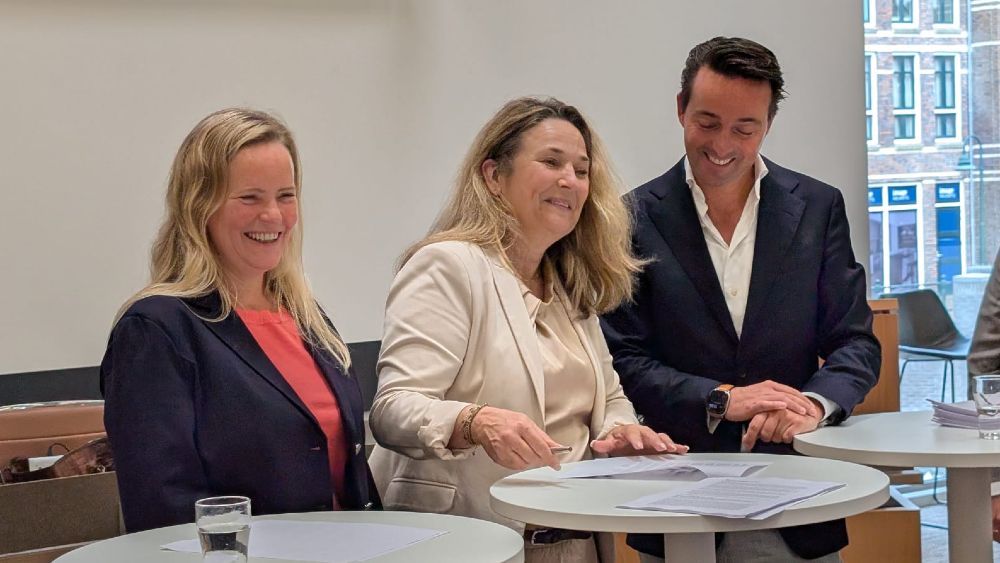 Fractievoorzitters van Pro, D66 en VVD ondertekenen het coalitieakkoord voor Gooise Meren