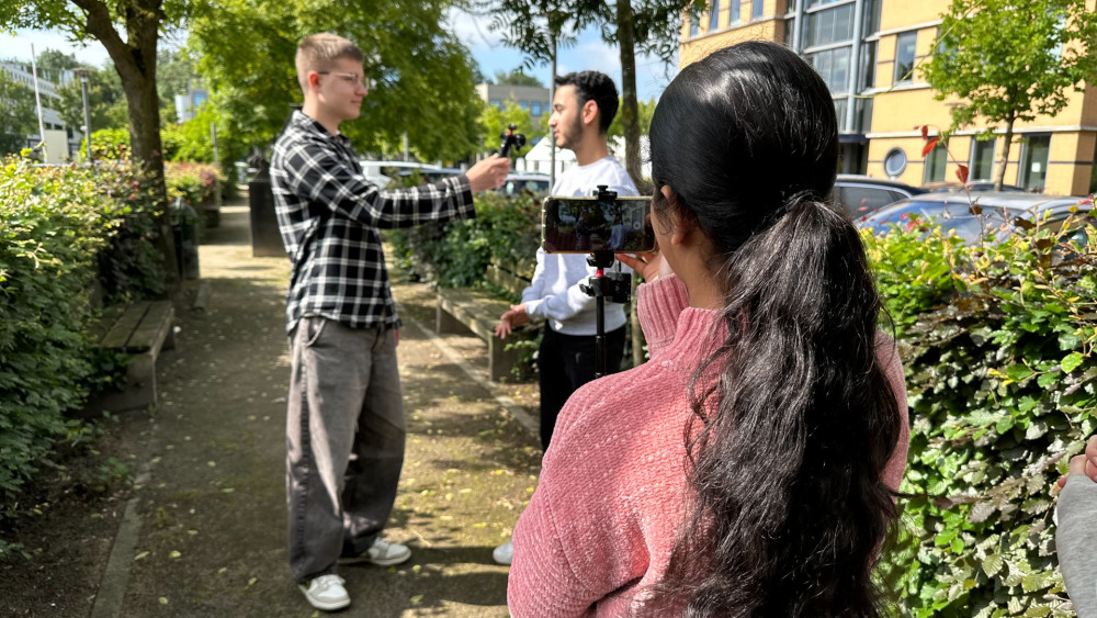 Razendsnel Nederland leren kennen: jonge Gooise nieuwkomers maken zelf hun eigen journaal