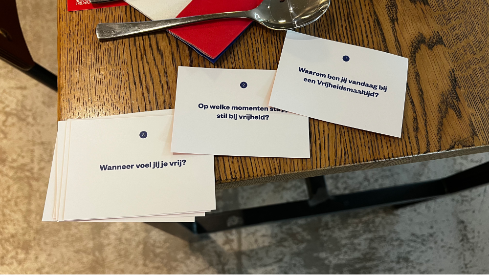 Gesprek kaartjes vrijheidsmaaltijd