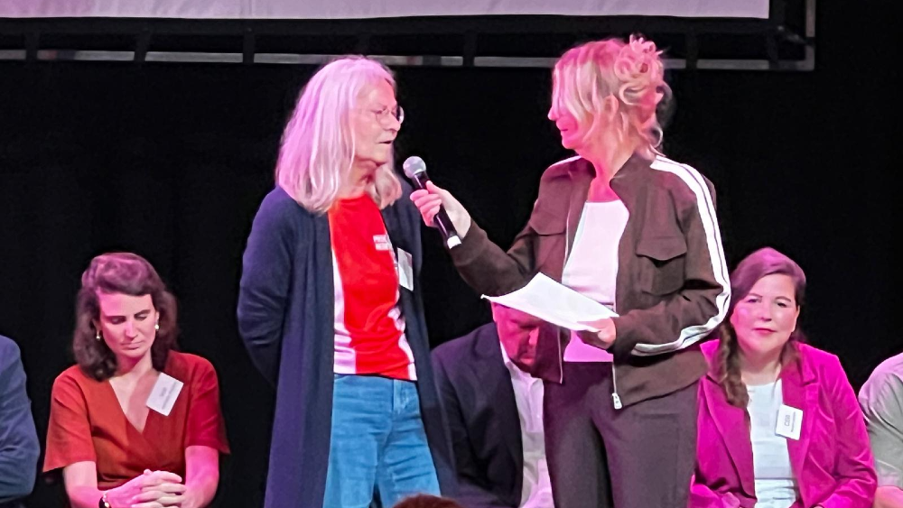 Hella van der Wijst in gesprek met een van de kandidaten