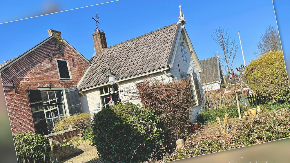 Het huisje gloort in de zon.