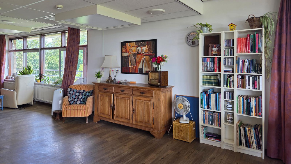 Het interieur van de tijdelijke locatie moest 'net zo gezellig zijn'.