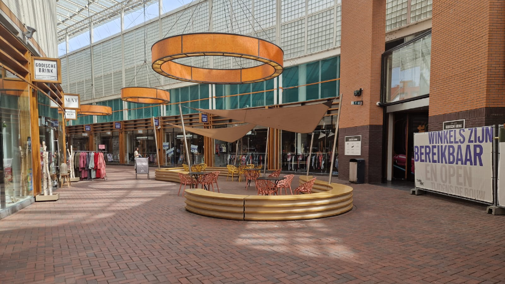 Het terrasje, dat de winkeliers zelf hebben ingericht om bezoekers te trekken.