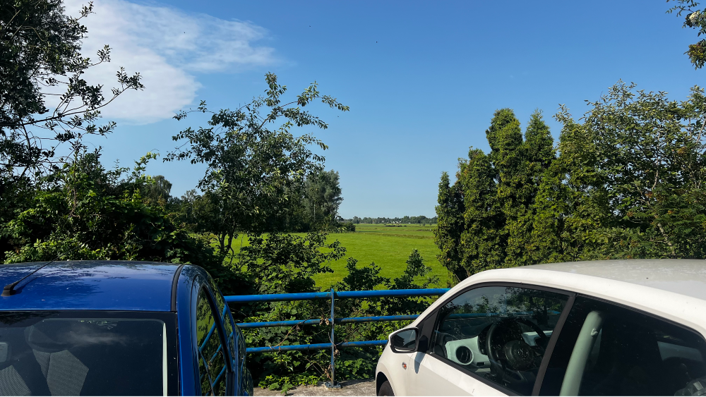 Het uitzicht over de veenweide vanaf het parkeerdek