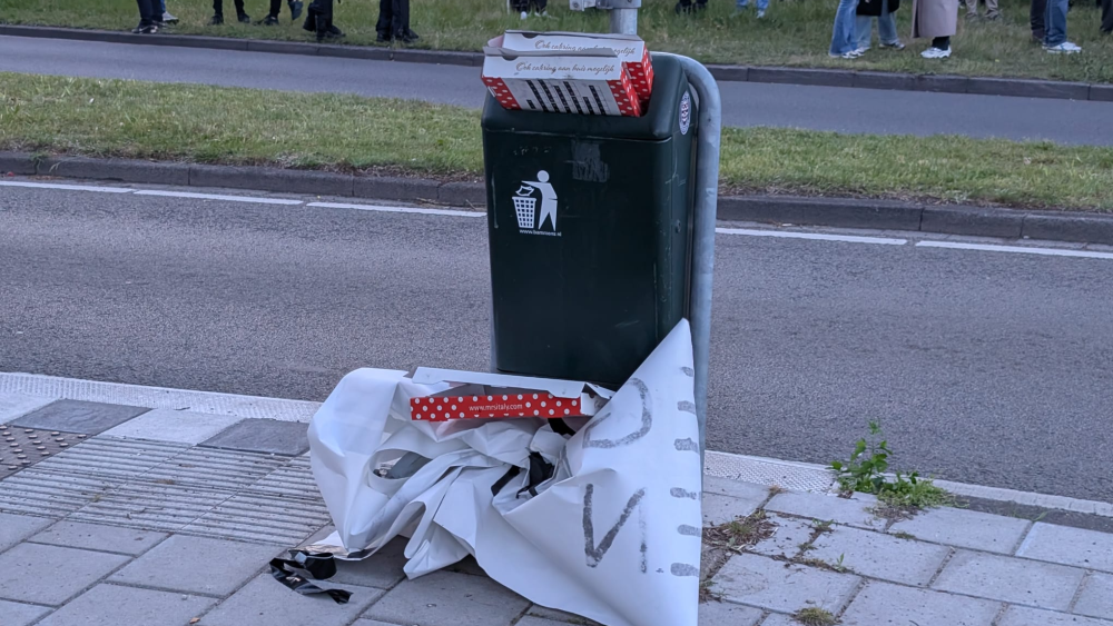 Identitair Verzet spandoek bij het afval