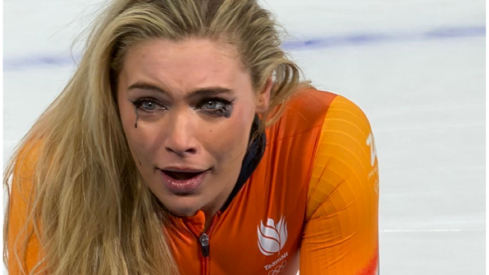 Jutta Leerdam na het behalen van een gouden medaille op de 1000 meter schaatswedstrijd voor vrouwen.