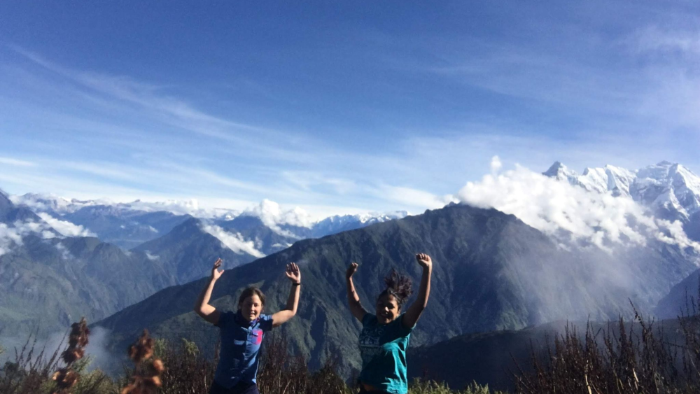 Karki met haar duitse vriendin op trektocht in Nepal in 2018