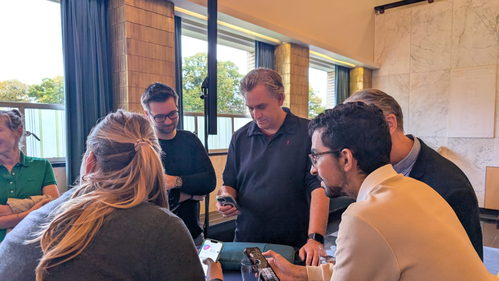Kees Tabak (midden) vult de stemhulp in